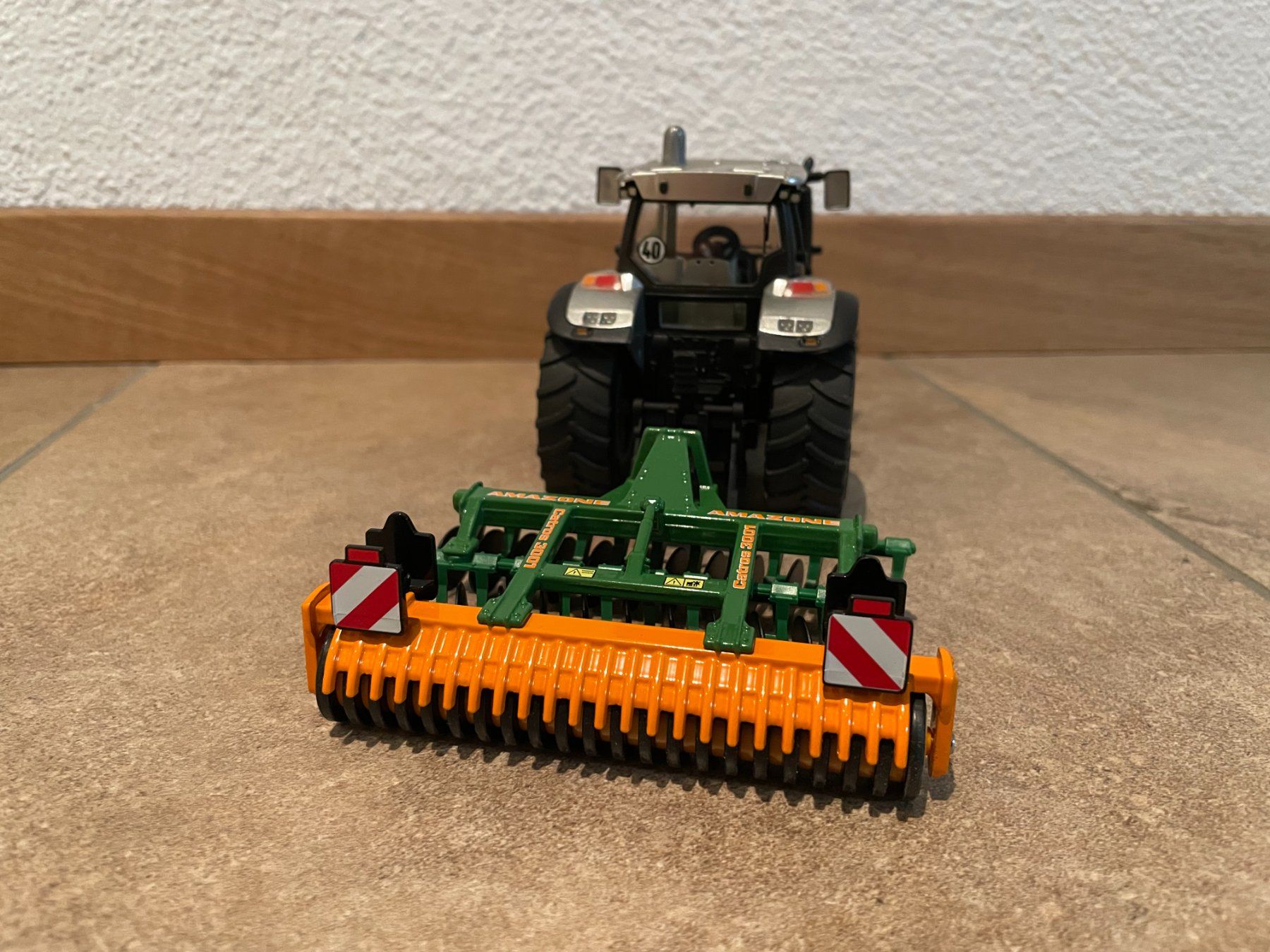 Lamborghini Trattori: SIKU Lamborghini R 6.110 Mit Amazone – Nuovo e nell'imballaggio originale da Kreuzlingen venduto da Stefan1150 3