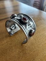 Antiker Armreif aus Silber mit echten Karneolcabochon