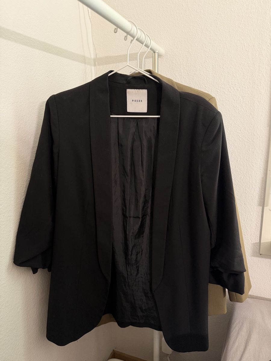 Completi & Tailleur: Blazer Pieces schwarz mit gerafften Ärmeln – Usato da Steinhausen venduto da mel_8567