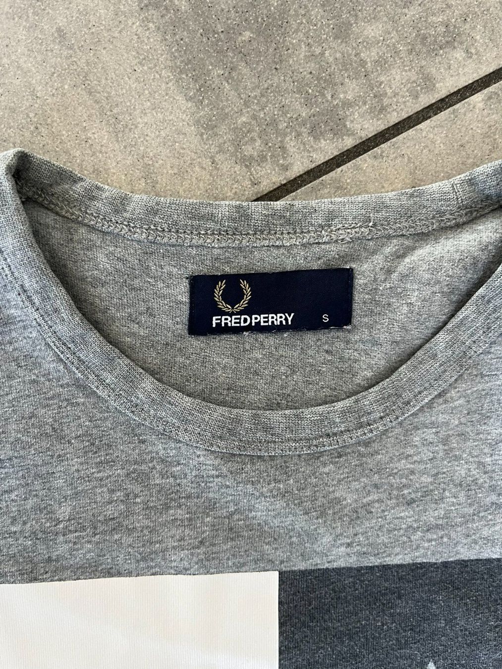Fred Perry T-shirt: FRED PERRY T-Shirt Grau – Usato da Otelfingen venduto da Denis_ZH 1