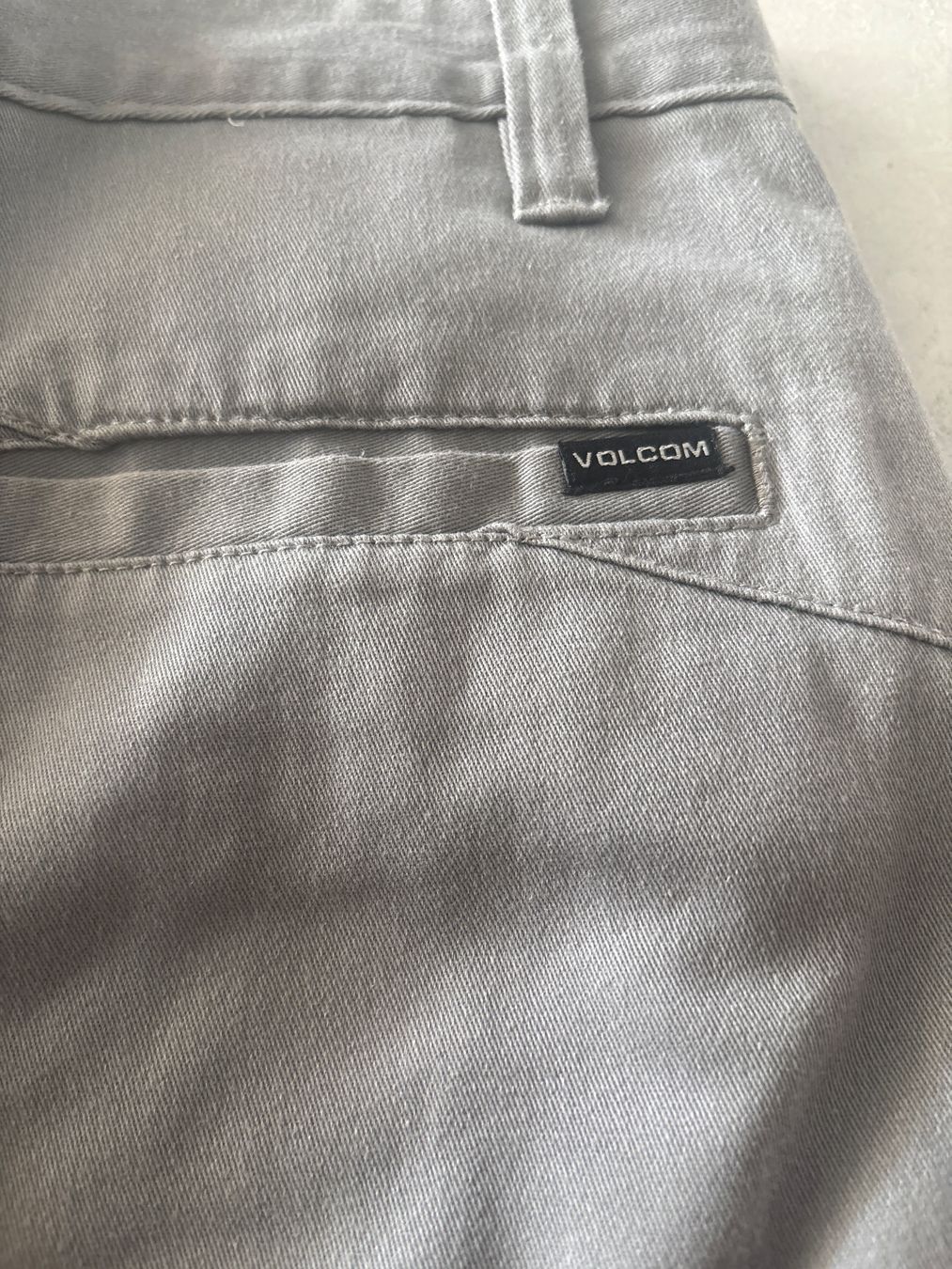 Volcom Pantaloni: Volcom Shorts Grau Grösse 30 gebraucht – Usato da Koppigen venduto da aline58 2
