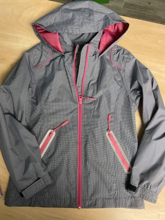 Gut erhaltene Outdoor Jacke / Regenjacke, Gr.140