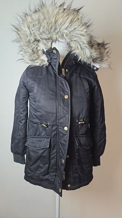 Parka noire doublée avec capuche en fausse fourrure 140/68 