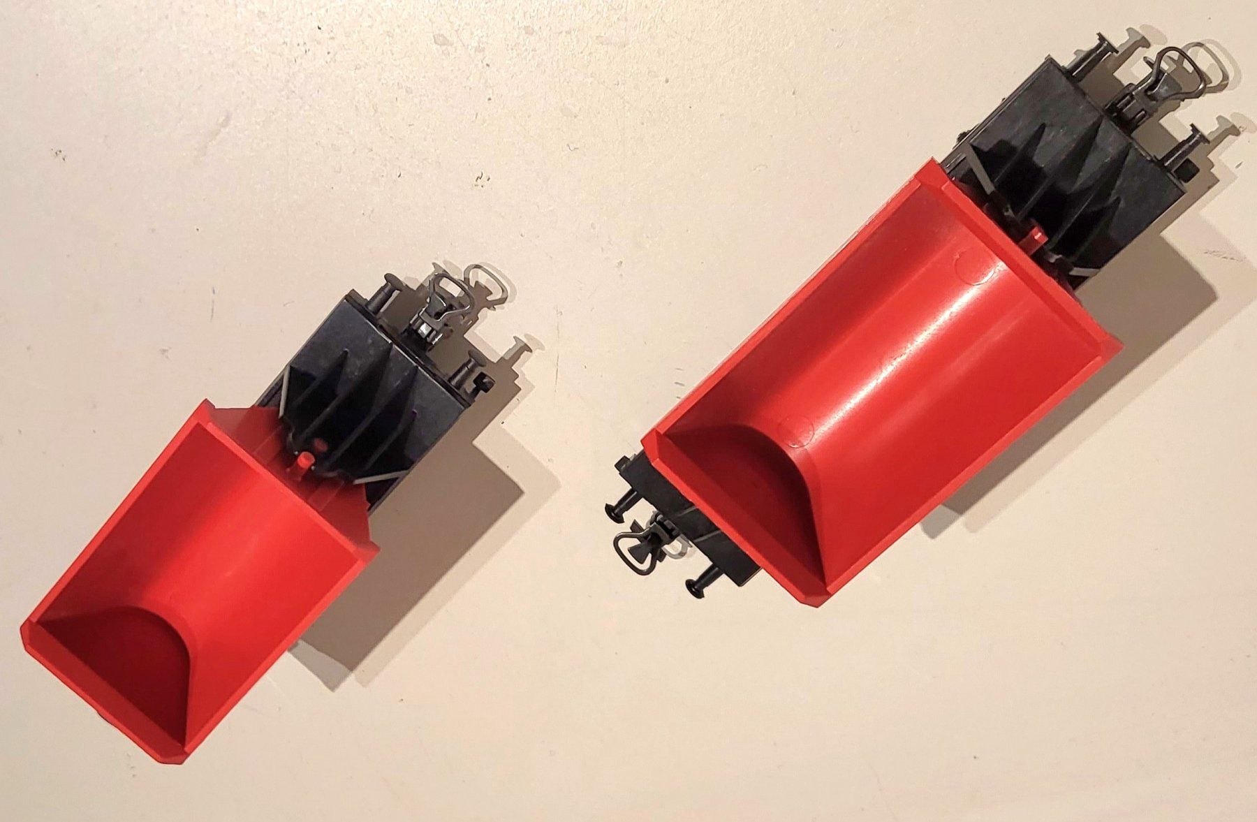 Märklin Modelleisenbahnen: Märklin 2 schöne Kipplore Güterwagen, rot – Gebraucht aus Dielsdorf von  5