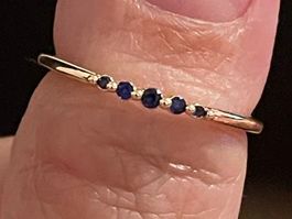 bague fine 52,5 5 jaune sertie pierres zircons bleue