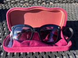 Gucci Sonnenbrille schwarz mit Rahmenverzierung