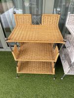 Weisses Regal aus Rattan mit Stahlgestänge