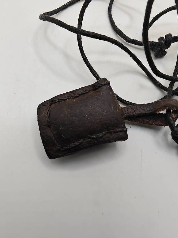 Ciondoli: Buddha Amulett \ Bhumisparsha Mudra – Usato da Basel venduto da Shankar 2