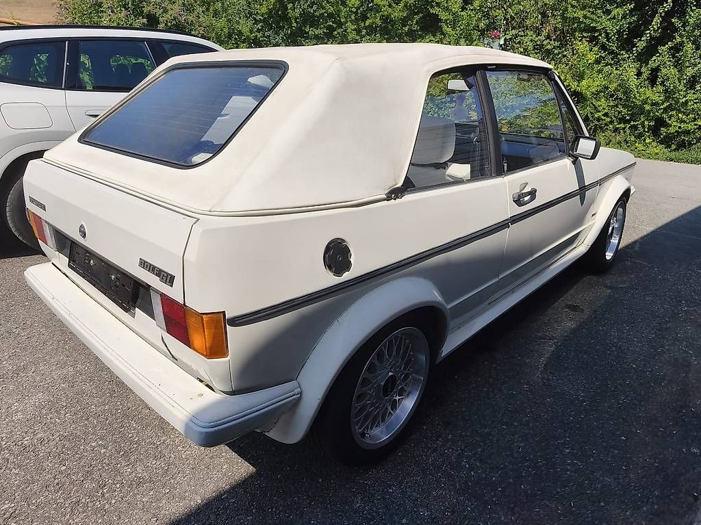 VW Automobili: Golf MK1 Cabriolet blanc toit blanc – Usato da la corbaz venduto da leolechat 2