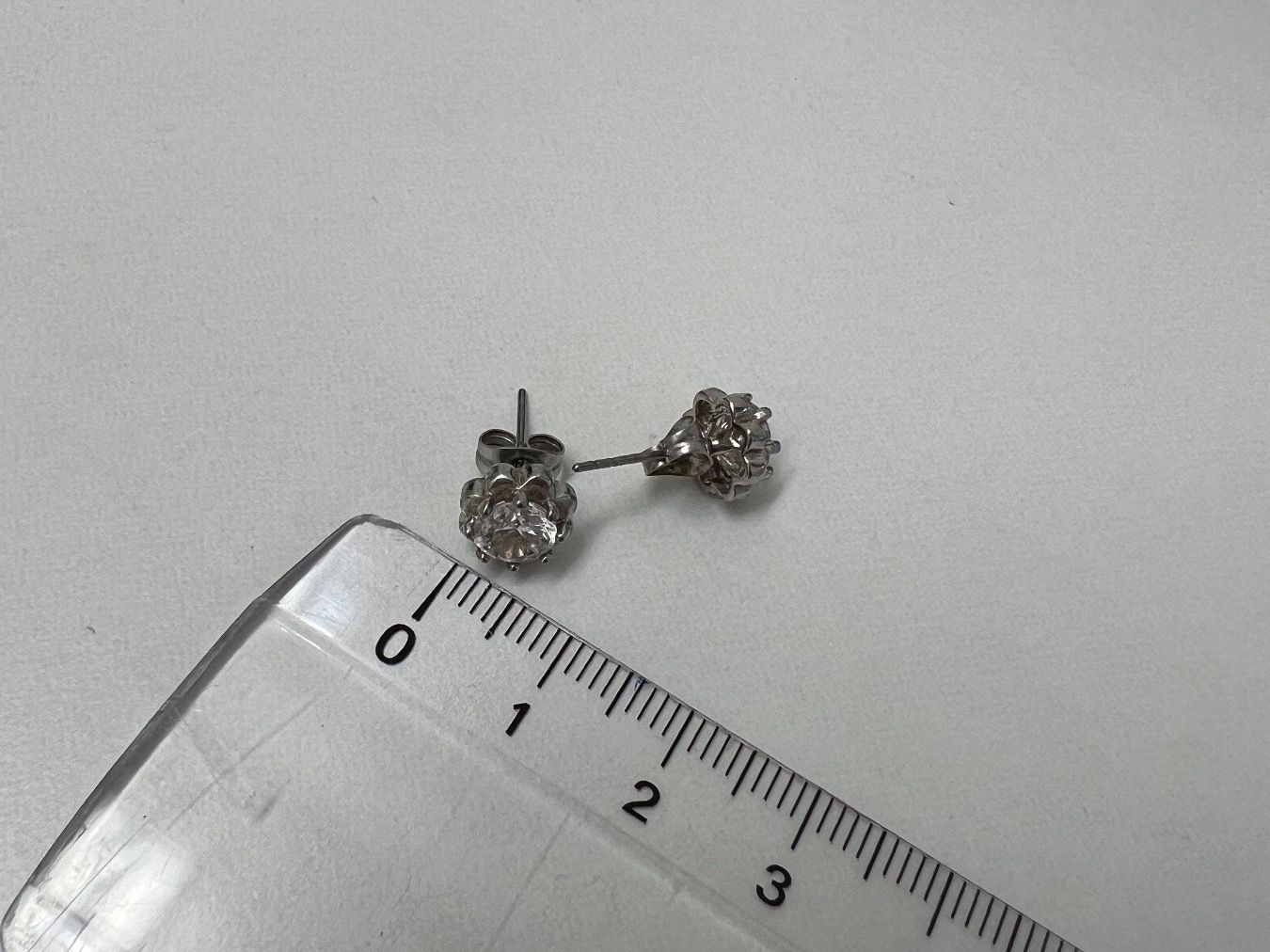 Orecchini pendenti & Orecchini a lobo: Ohrstecker silbernfarbig Blumenform - Modeschmuck – Usato da Jona venduto da n.ferrari 1
