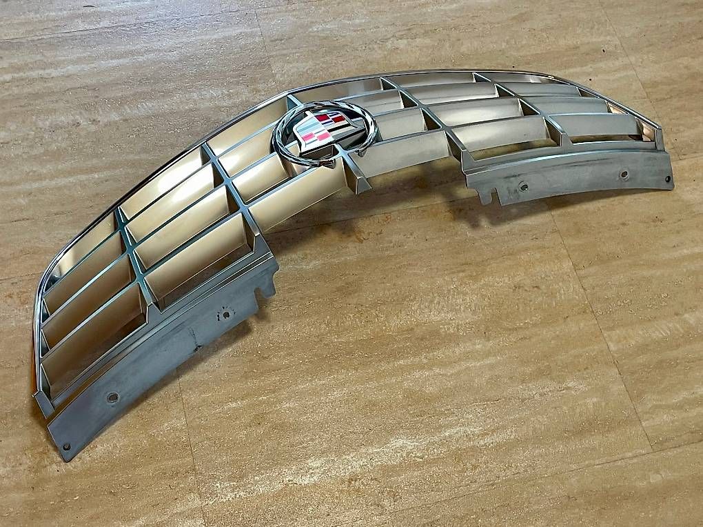 Wein: Cadillac DTS Grill von 2006 bis 2011 chrom silber – Gebraucht aus Turbenthal von Retoo 2