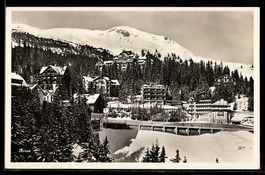 AK Arosa, Ortsansicht mit Hotels, See und verschneiten Berge