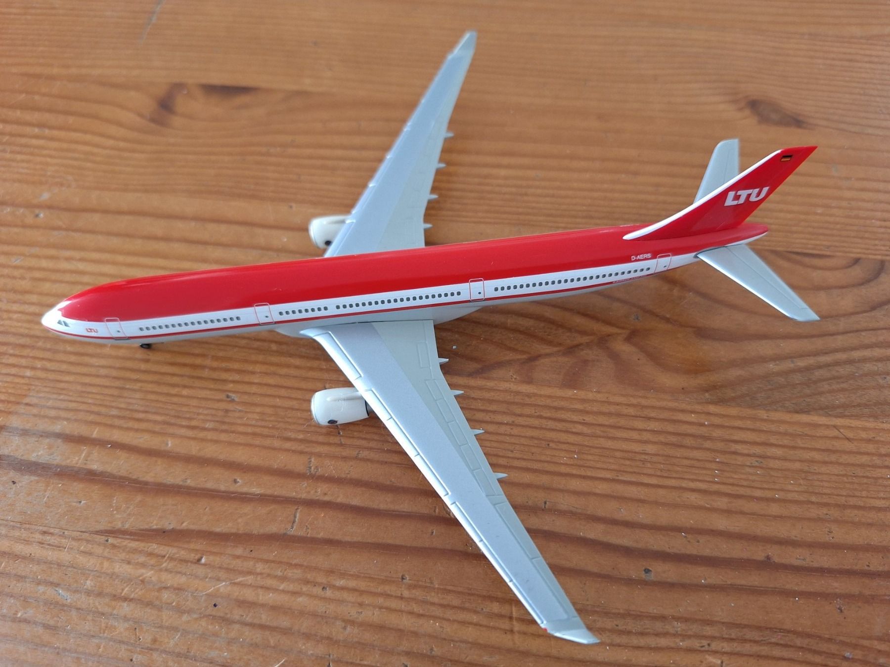 Airbus Kit di modellismo & Modellini statici: LTU Airbus A330-300 1:400 – Usato da Sargans venduto da nicsam1815 1
