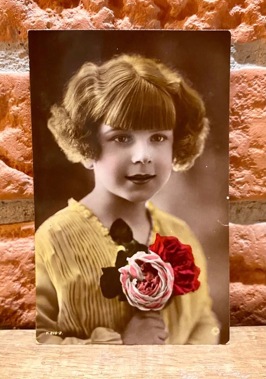Antike Foto AK Kind - Mädchen mit Rosen aus England | Acheter sur Ricardo