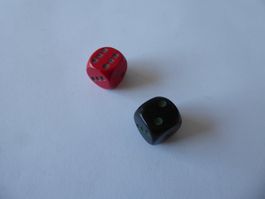 2 Holz Würfel, 1 x Schwarz, 1 x Rot, je 15 x 15 x 15mm