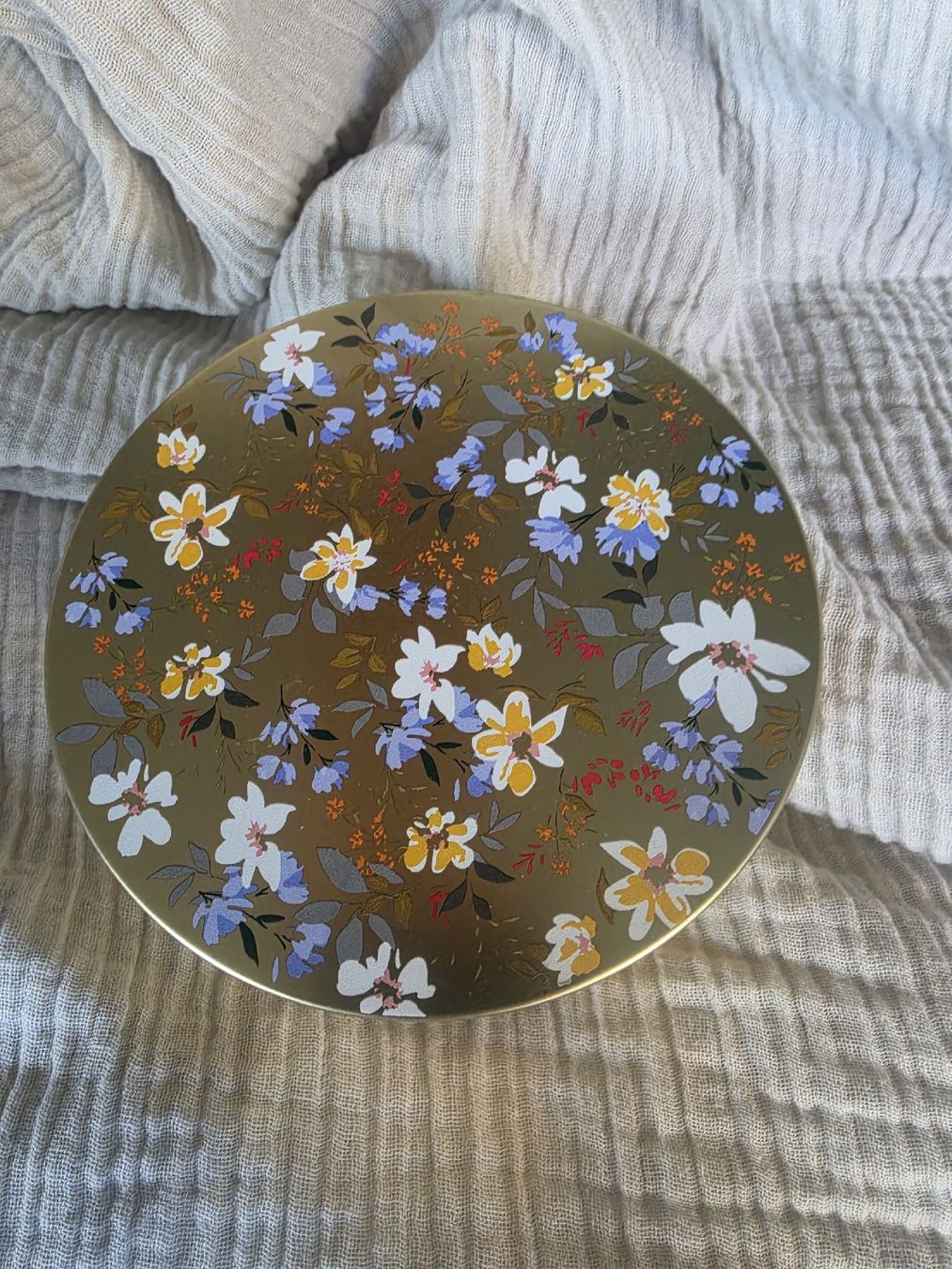 Candele: Duftkerze hellgelb mit Blumen Print Deckel 3 Dochte  – Nuovo e nell'imballaggio originale da Zürich venduto da ZH-Vintage 1