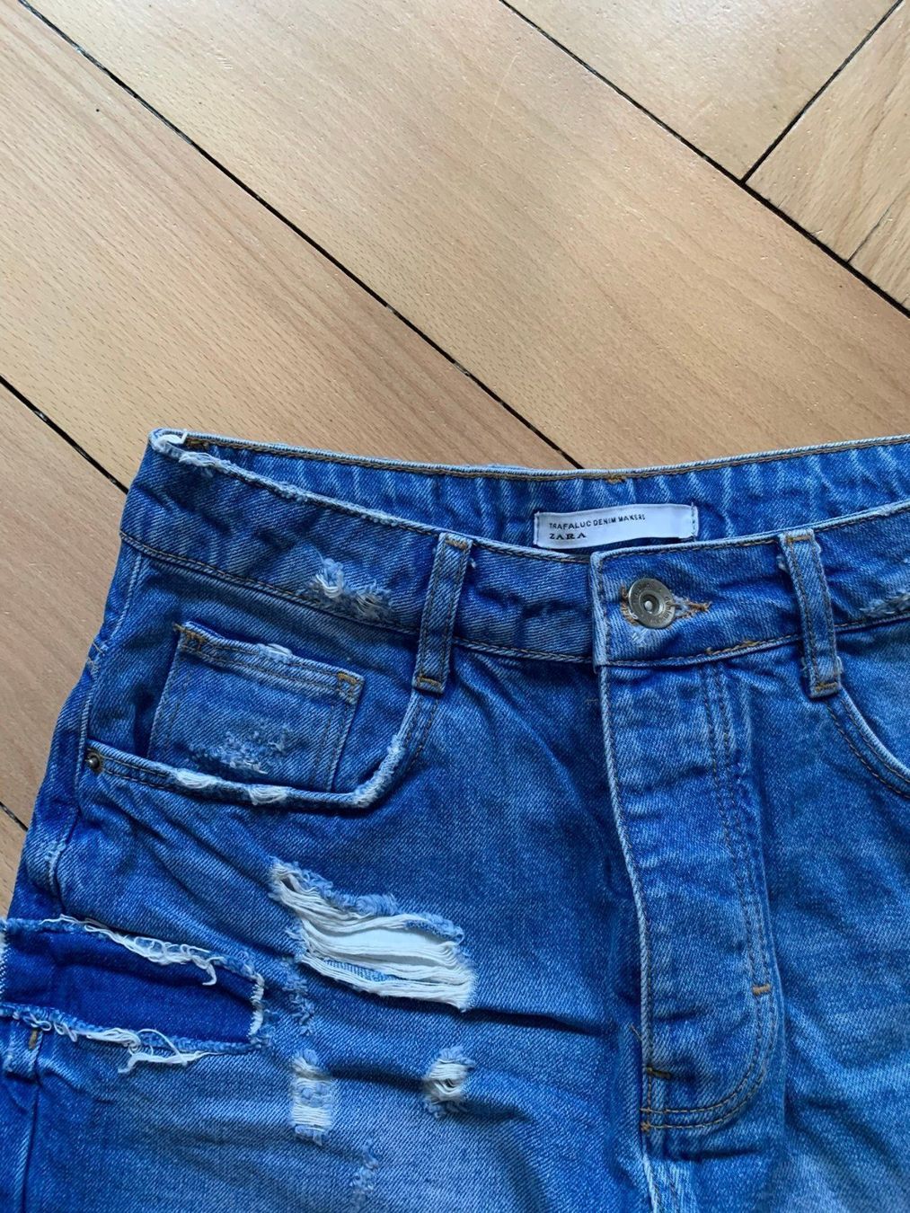 Zara Jeans: ZARA - Destroyed Jeansshorts blau 34 – Usato da Zürich venduto da Diazaio 1