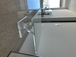 Elegante table en plexiglas