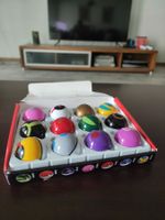 12 figurines Pokémon avec Pokeball