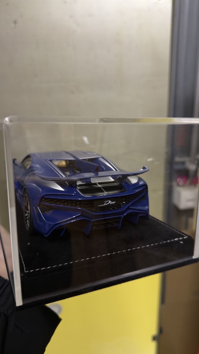 Bugatti Modellini d'auto: Henson&Heaven Bugatti Divo 1:18 blau carbon – Nuovo (secondo la descrizione) da Möhlin venduto da MRCLCollection 5