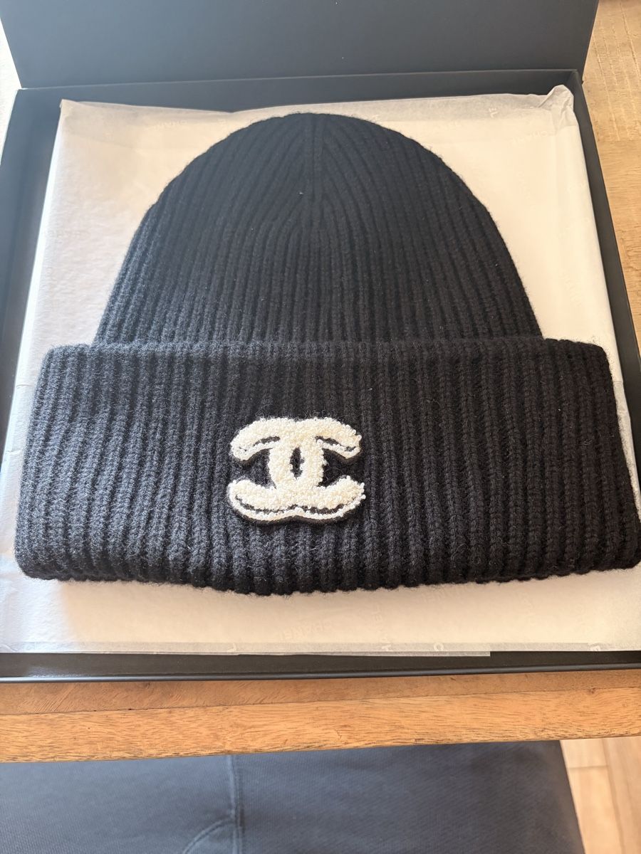 Chanel Copricapi, berretti & cappellini: Bonnet Chanel 100% Cachemire Noir – Nuovo (secondo la descrizione) da Crans VS venduto da yor_n5h8 1