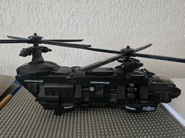 Militärhubschrauber aus Bausteinen