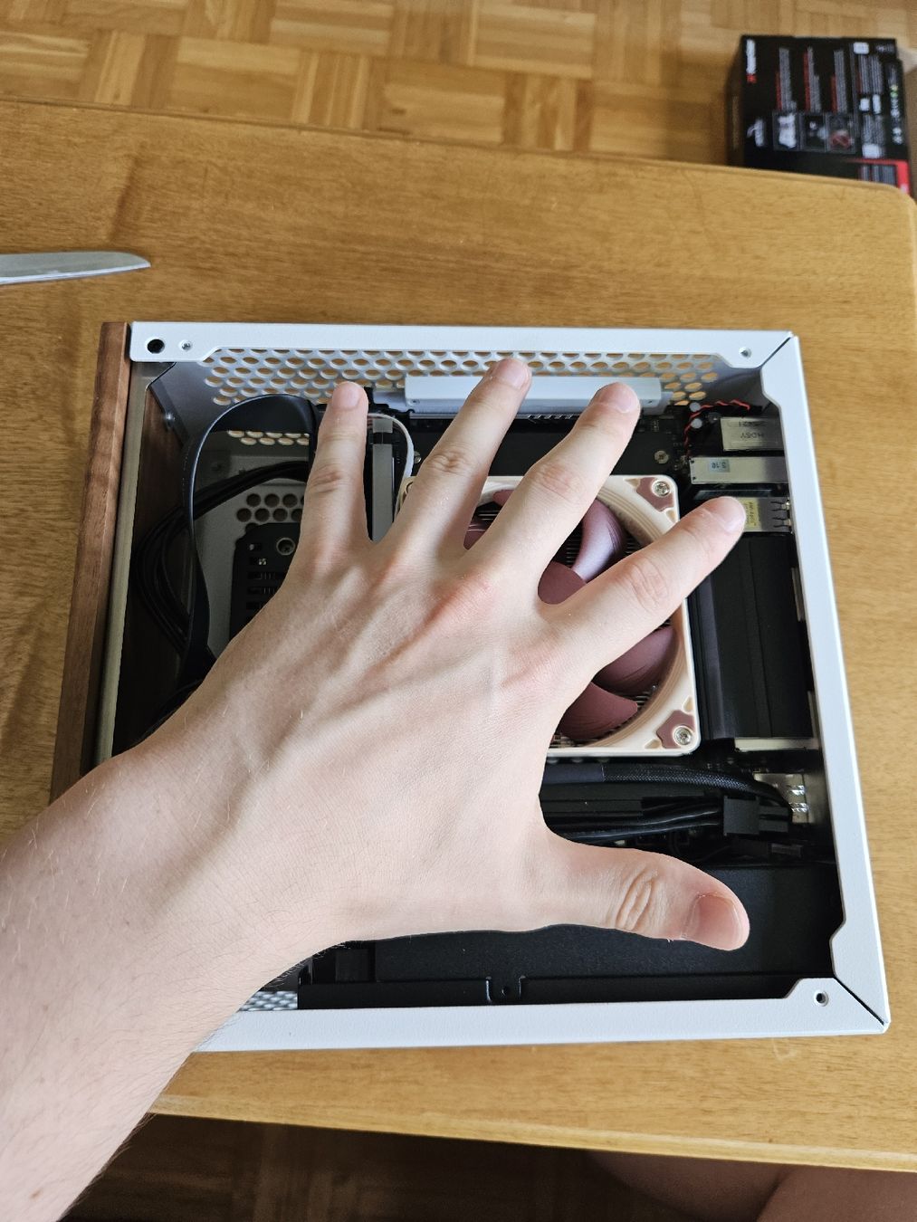PCs: Mini ITX SFFPC Mini PC 9060 XT 16 GB Ultra 250k plus 2 TB M2 – Neuf avec emballage d'origine à Zürich par jac_yfm6 4
