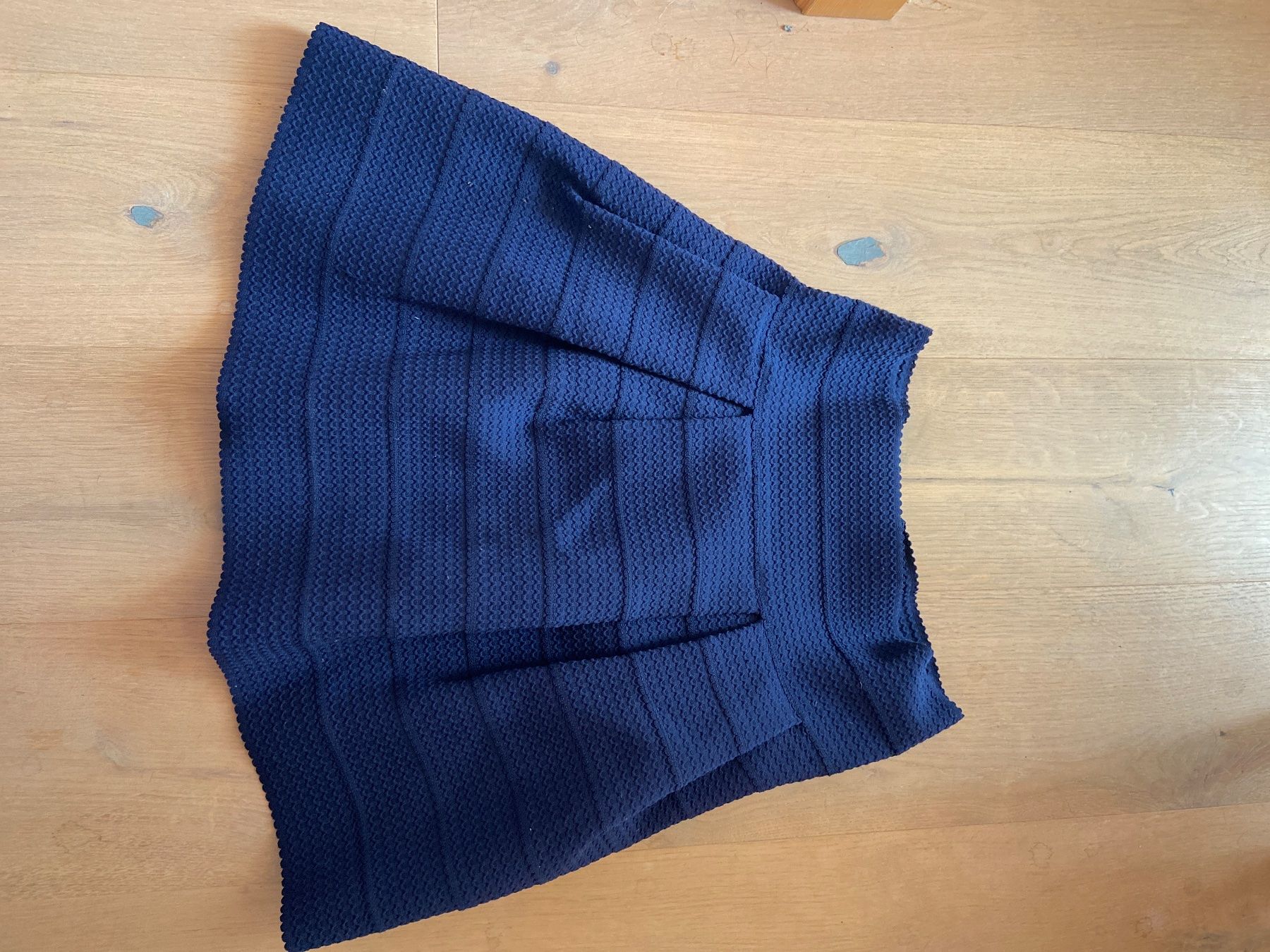 H&M Gonne: Dunkelblauer Mini-Rock mit Zickzack-Muster – Usato da Bauma venduto da eis_s7dh 1