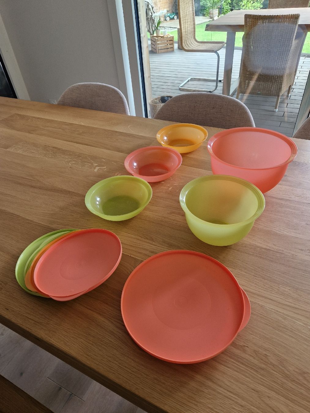 Recipients et similaires: Tupperware Schüsseln und Teller Set farbig – D'occasion à Mollis par sittyx