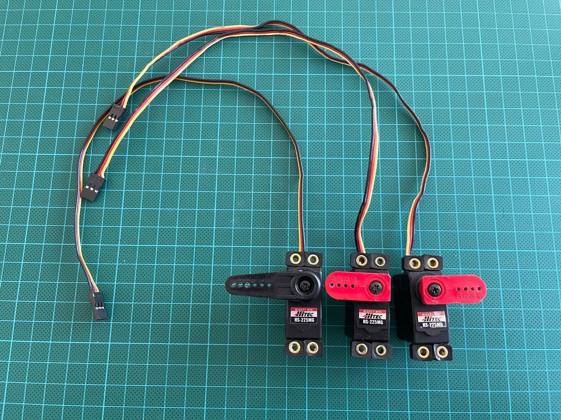 RC Kits de montage: 3x Hitec HS-225MG Servos – D'occasion à Worb par asdf9876 1