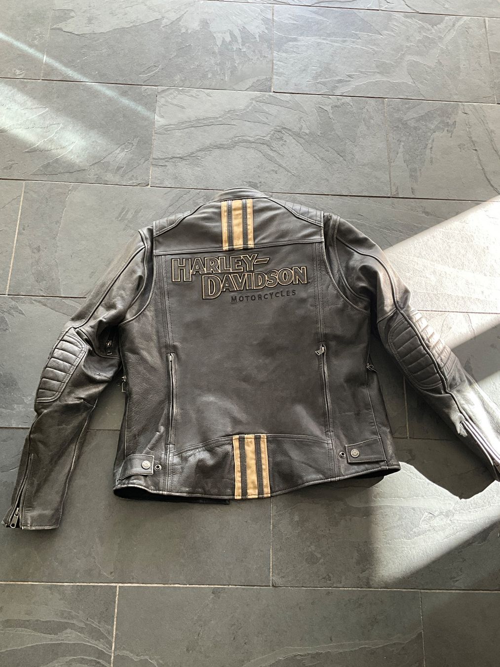 Lotti di vestiti: Harley Davidson Lederjacke / Rokker Motorradhose – Usato da Malans venduto da mkocsi 1