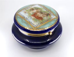 B0393 Antike Deckeldose Diana & Amor Opal-/Kobaltglas ~1900