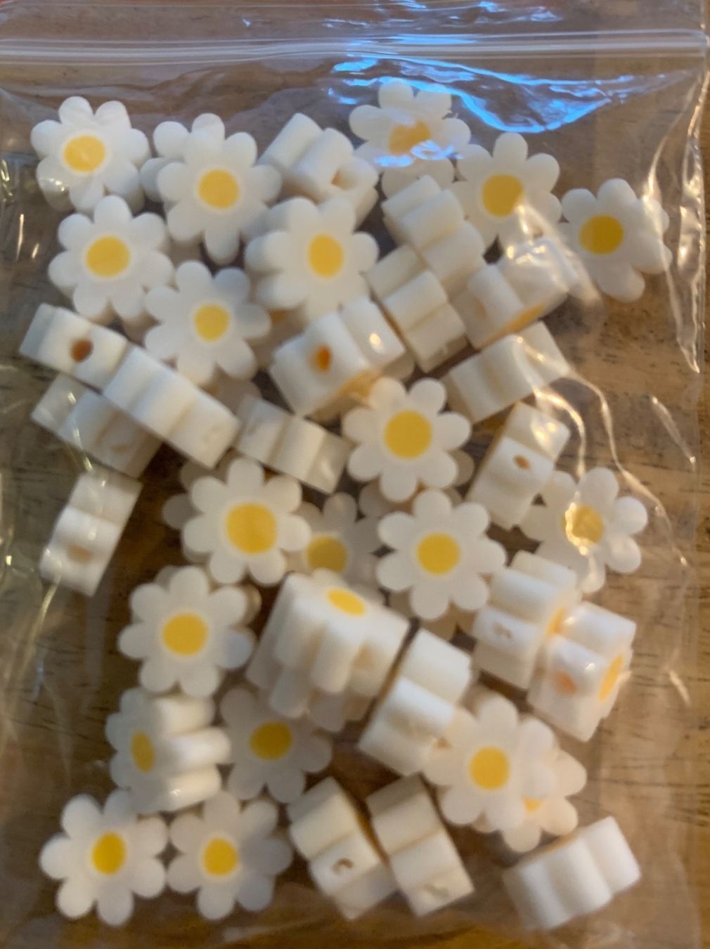 Perle (finte): Fimo Bastelperlen weisse Blume 50Stk – Nuovo e nell'imballaggio originale da Geneve venduto da vane267