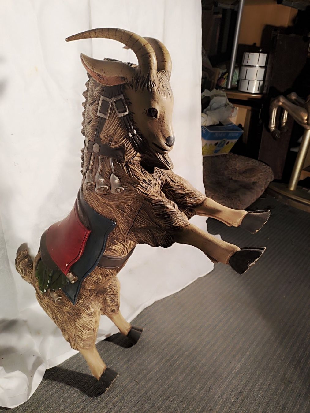 Sculptures & Statues: Antiker Karussell Steinbock geschnitzt – D'occasion à Rorschacherberg par snOOpydOg11 2