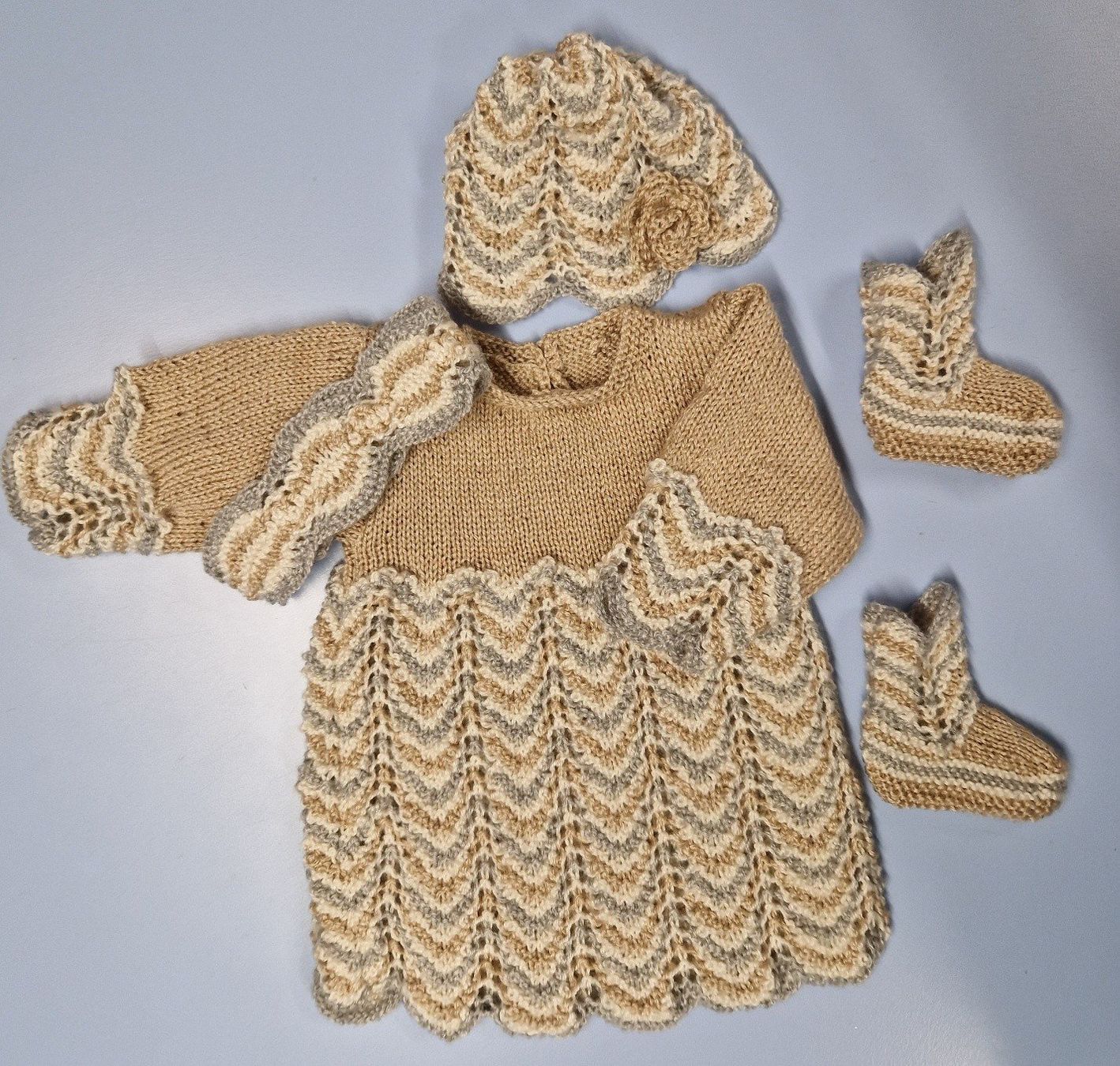 Lotti & Set di vestiti: Ensemble robe tricoté main 3-6 mois UNIQUE – Nuovo e nell'imballaggio originale da St-Imier venduto da goodber 5