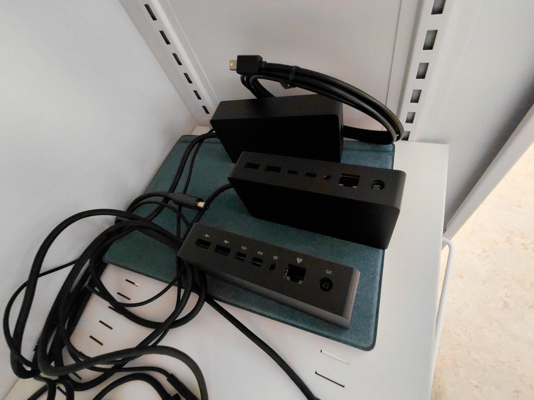 Microsoft Dockingstation: 2 x Docking Stations MS Surface – Gebraucht aus Aarau von ljordan