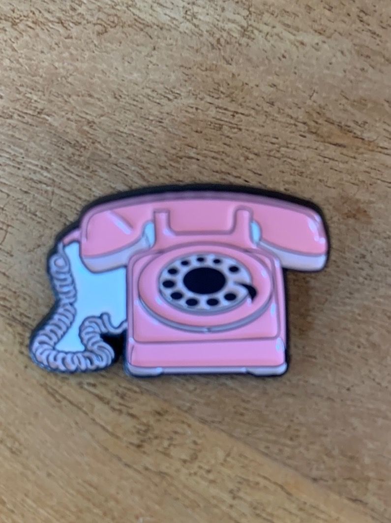 Plaquettes & Badges: Pin  Retro Telefon – Neuf avec emballage d'origine à Geneve par vane267