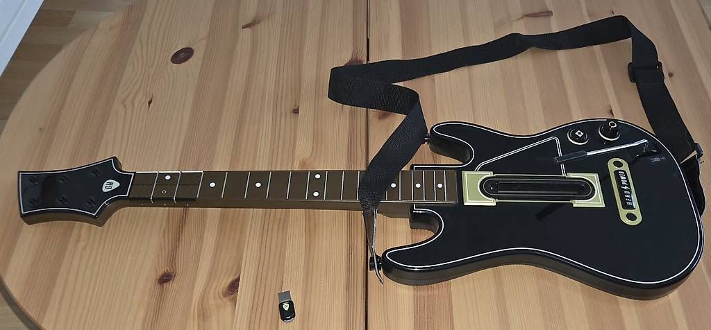 Strumenti musicali: Guitar Hero Live Gitarre – Usato da Lenzburg venduto da Djroc