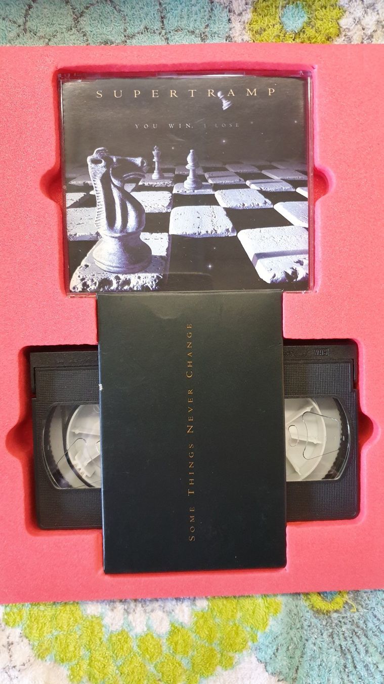 Tutti i VHS: Supertramp Rares Limitiertes CD + VHS Book Set – Nuovo (secondo la descrizione) da Wädenswil venduto da tome70 3