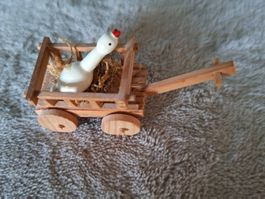 Süsses Leiterwägeli mit Gänsefigur aus Holz fürs Puppenhaus