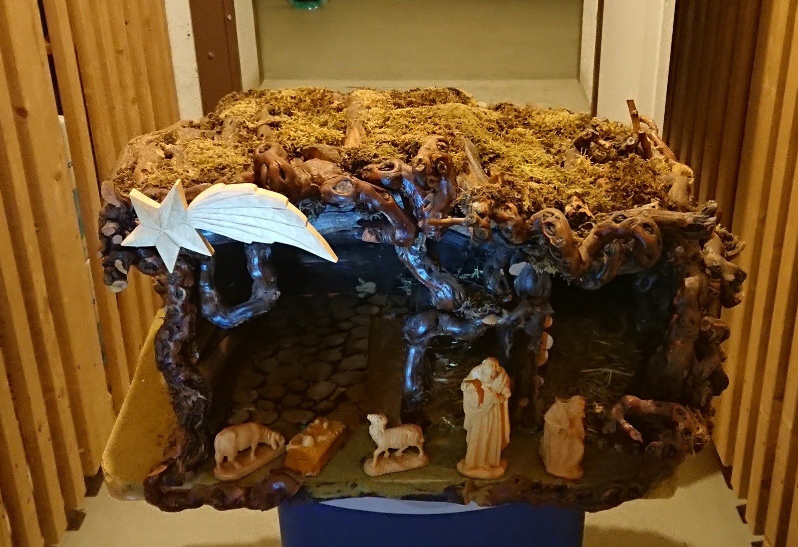 Tutte le decorazioni: Massive Weihnachtskrippe mit Handgeschnitzten Holzfiguren – Usato da Pfäffikon/ZH venduto da hondatyper 2