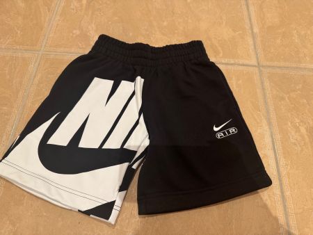 Nike neue Shorts, 7-8J 122-128