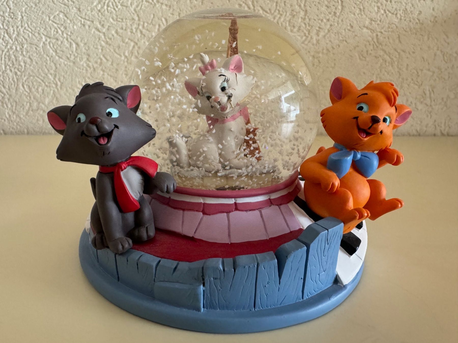 Disney Statuette: Snow globe Aristocats Disneyland Paris – Usato da St-Gingolph venduto da GoldenKeys