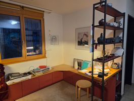 Rosa-Büro mit Tisch, Regalen und Sitzecke mit viel Stauraum