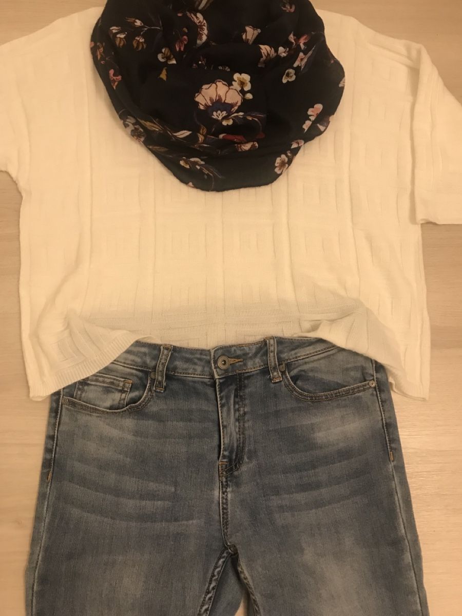 Lotti di vestiti: Damen Set: Jeans, Pullover und Schal mit Blumenmuster – Usato da Dübendorf venduto da nela123 3