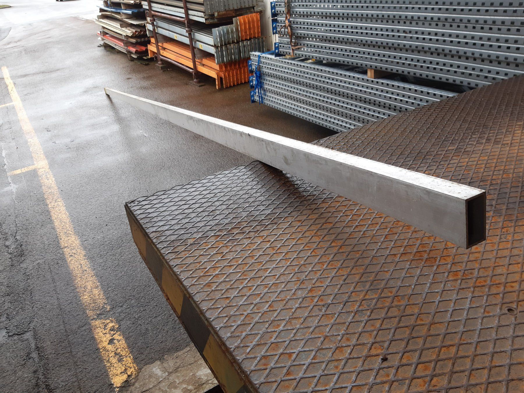 Supporti a parete: Alu-Vierkant-Stange, Länge 6505 mm – Usato da Ulisbach venduto da MSH01 2