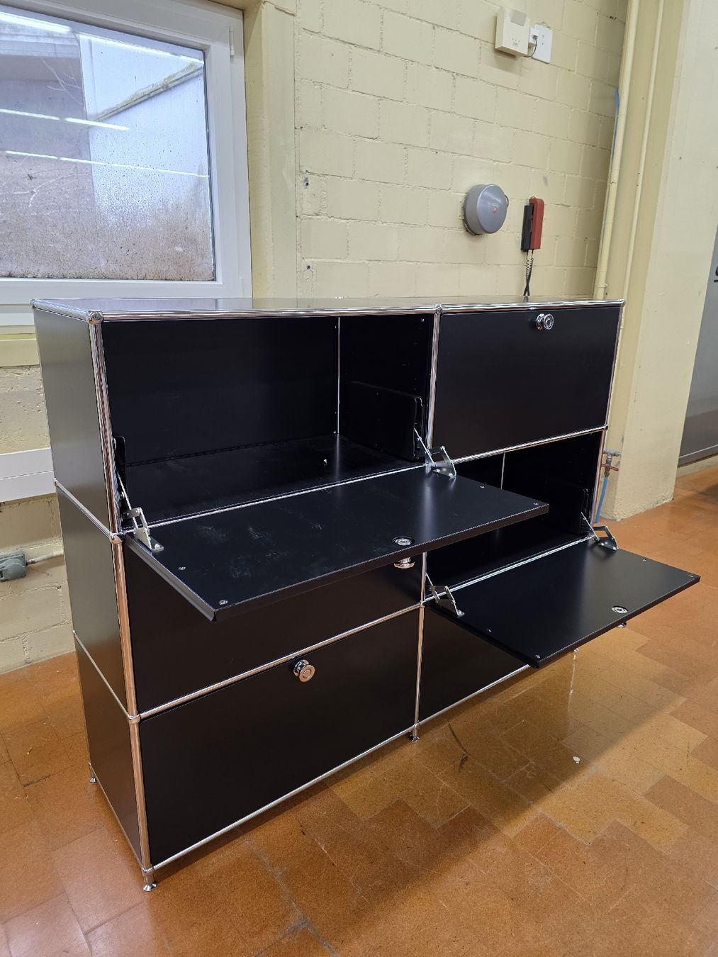 Flexcube Scaffali: Designer Regal Flexcube in schwarz – Usato da Lichtensteig venduto da Polsterwerk 3