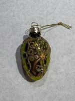 Hübscher, kleiner Anhänger, güne Nuss mit Glitzersteinchen