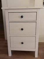Zwei IKEA HEMNES Nachttische / Kommoden (mit 3 Schubladen)