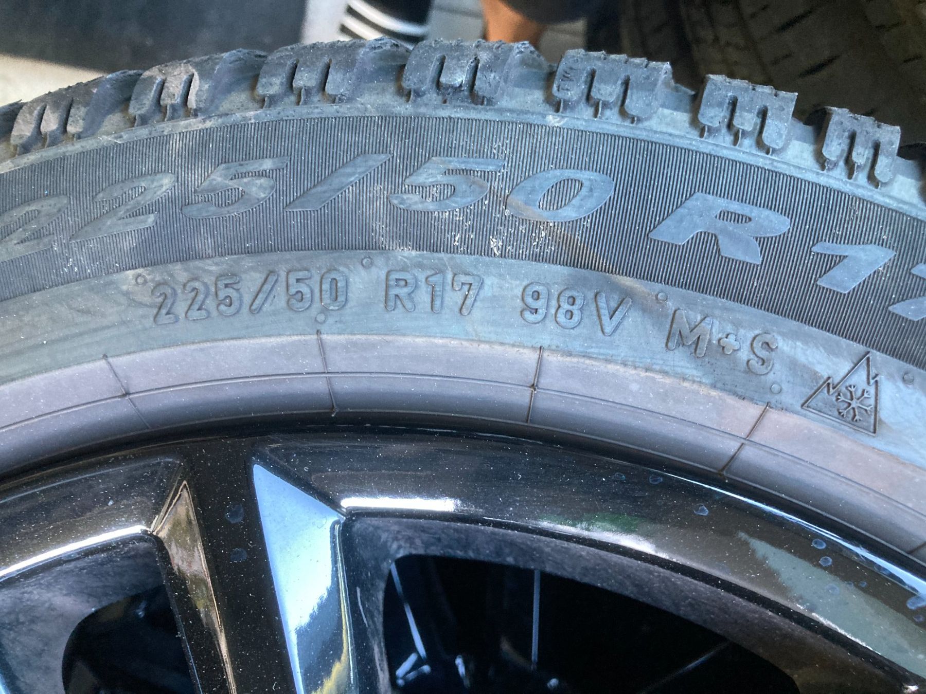 Audi Pneus & Roues: Audi A5 Winterräder 225/50R17 Pirelli – D'occasion à Cham par WB2223 5